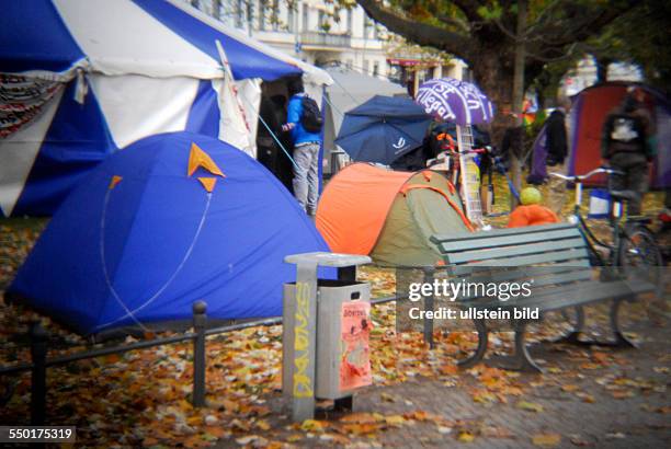 Lomografie - Asylsuchende protestieren mit einem Flüchtlingscamp am Oranienplatz in Berlin-Kreuzberg gegen Abschiebung, die Residenzpflicht und für...