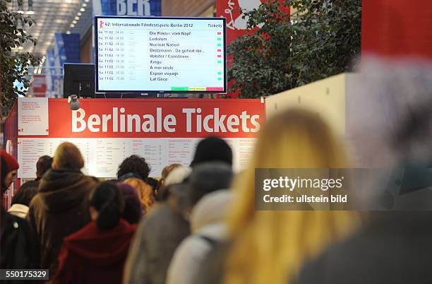 Anstehen nach Tickets anlässlich der 62. Internationalen Filmfestspiele in Berlin