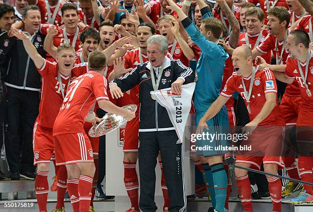 Fussball, Saison 2012-2013, 1. Bundesliga, 33. Spieltag, FC Bayern München - FC Augsburg 3-0, vorne v.li., Bastian Schweinsteiger , Philipp Lahm ,...