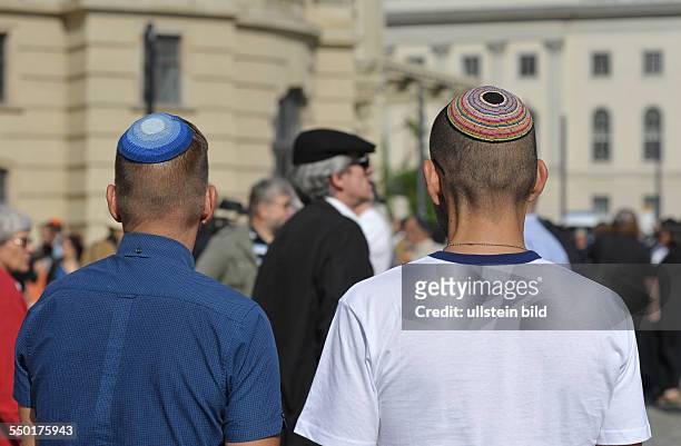 Demonstranten mit Kippa anlässlich der gemeinsamen Kundgebung von Juden und Musilimen unter dem Motto Gegen Vorurteile und Ängste gegen das...