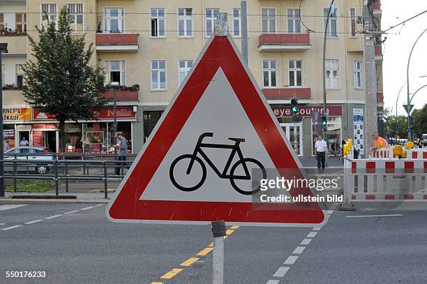 Verkehrsschild - Achtung Radfahrer auf der Prenzlauer Allee in Berlin-Prenzlauer Berg