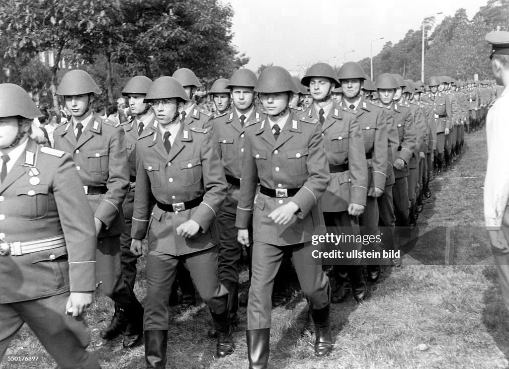 Soldaten der Nationalen Volksarmee - DDR