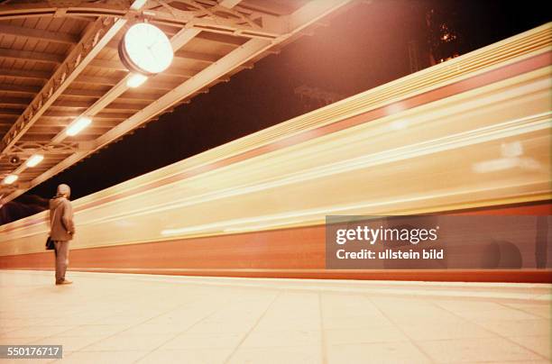 Lomografie - Einfahrende S-Bahn am Bahnhof Prenzlauer Allee in Berlin