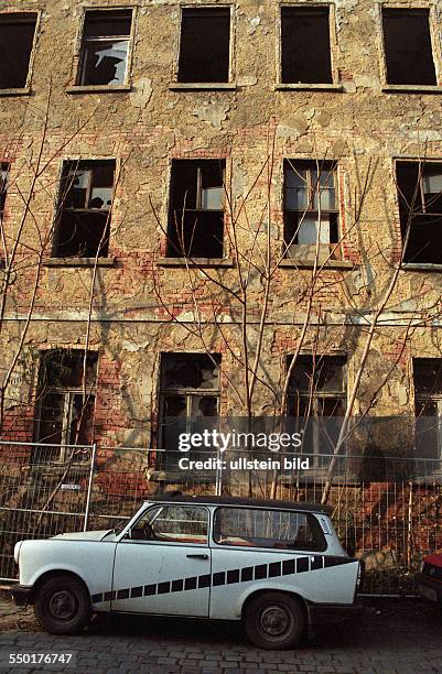Trabant Kombi steht vor einem verfallenen Wohnhaus in Leipzig