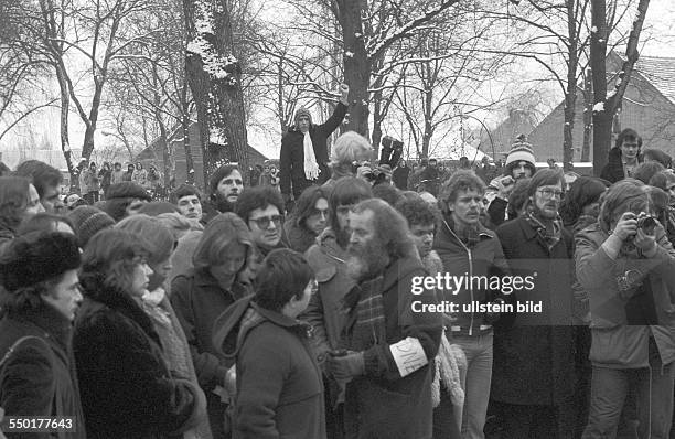 Publikum bei Bestattung von Rudi Dutschke. Berlin , 03. 01. 1980. Der legendäre APO-Führer und talentierteste Redner des Sozialistischen Deutschen...