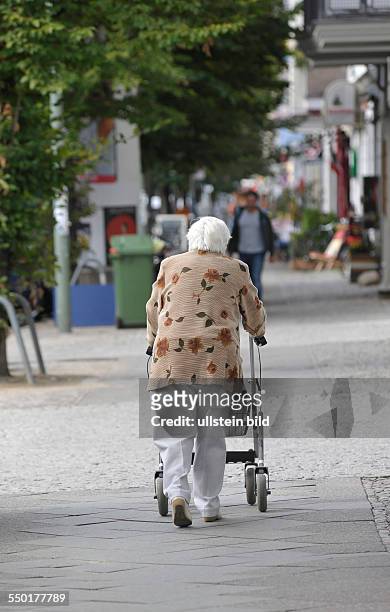 Seniorin mit Gehhilfe unterwegs in Berlin-Prenzlauer Berg