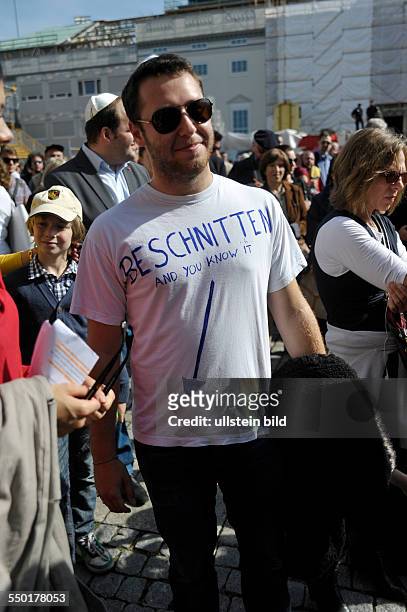 Unter dem Motto -Demonstration gegen Vorurteile und Ängste- protestieren Juden und Muslime gemeinsam gegen das Beschneidungsverbot in Berlin