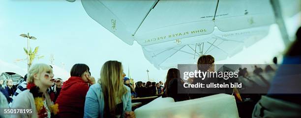 Lomografie - Public Viewing in der Strandbar -Deck 5- auf dem Dach des Parkhauses der Schönhauser Allee Arcaden des Fußballspieles Deutschland -...