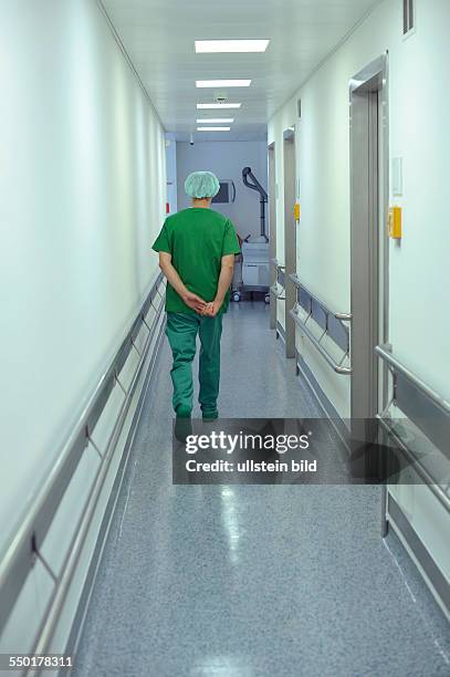 Mitarbeiter auf einem Gang im Berliner Bundeswehrkrankenhaus