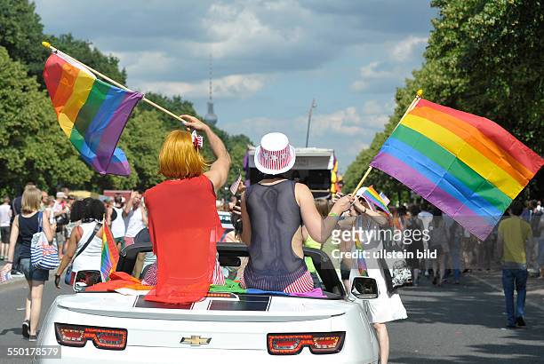 Christopher Street Day - Schwul-Lesbische Demonstranten demonstrieren in Berlin mit einer schrillen Parade unter dem Motto SCHLUSS MIT SONNTAGSREDEN...