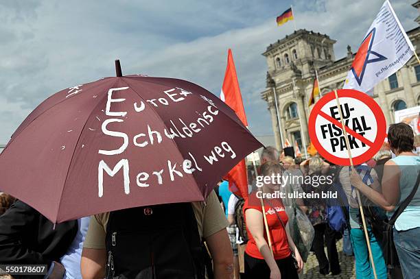 Protestkundgebung unter dem Motto -NEIN ZUM ESM- gegen den Euro-Rettungsschirm, ESM und Fiskalpakt vor dem Reichstagsgebäude in Berlin