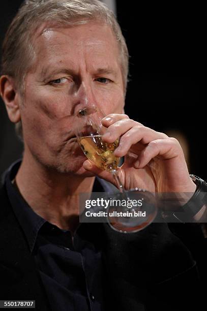 Regisseur Hans Petter Moland gönnt sich ein Bier beim RadioEins Berlinale Nighttalk am Rande der 60. Internationalen Filmfestspiele in Berlin