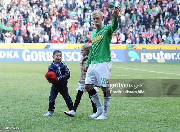 Fussball, Saison 2012-2013, 1. Bundesliga, 34. Spieltag, Borussia Mönchengladbach - FC Bayern München 3-4, Mike Hanke verabschiedet sich von den Fans.