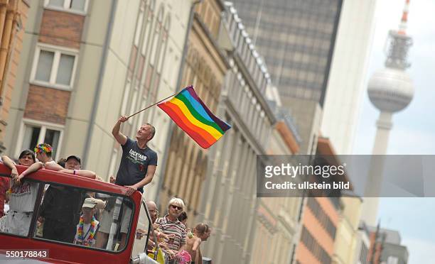 Schwule und Lesben demonstrieren auf dem 34. Christopher Street Day in Berlin für mehr Gleichberechtigung