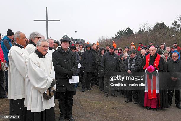 Religion, Easter, Good Friday, way of the cross to the mullock heap of colliery Prosper Haniel, Good Friday procession, Ruhr bishop Franz Josef...