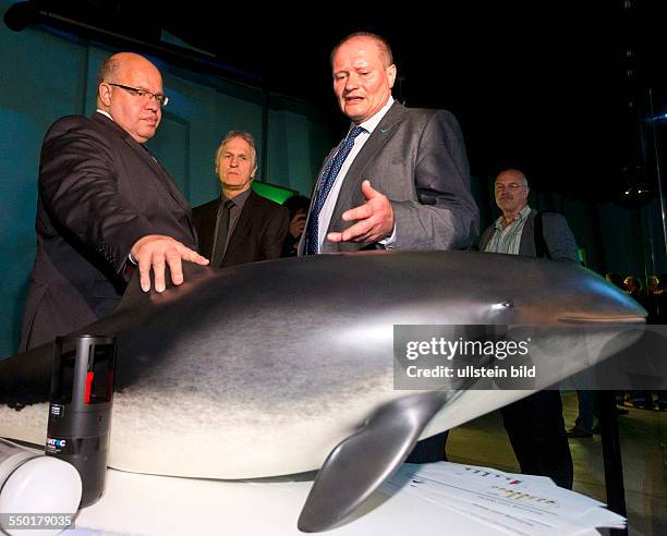 Bundesumweltminister Peter Altmaier, der Fachgebietsleiter " Meeres- und Kuestennaturschutz " des Bundesamt fuer Naturschutz Henning von Nordheim und...