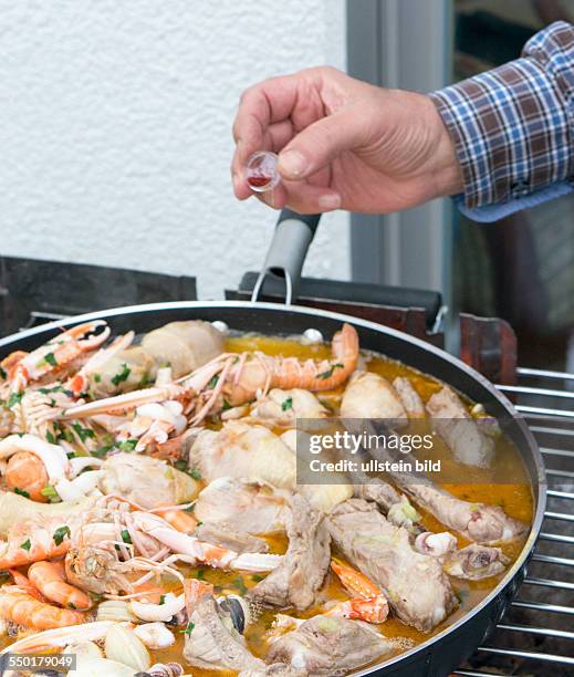 Zubereitung einer traditionellen spanischen Paella