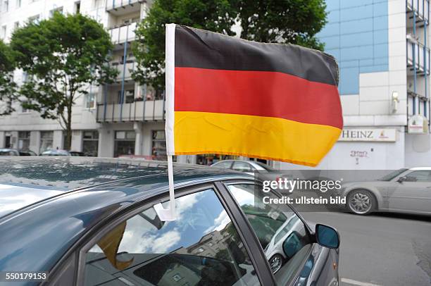 Deutschlandfahnen an Berliner Fahrzeugen anlässlich der UEFA Fußball-Europameisterschaft 2012