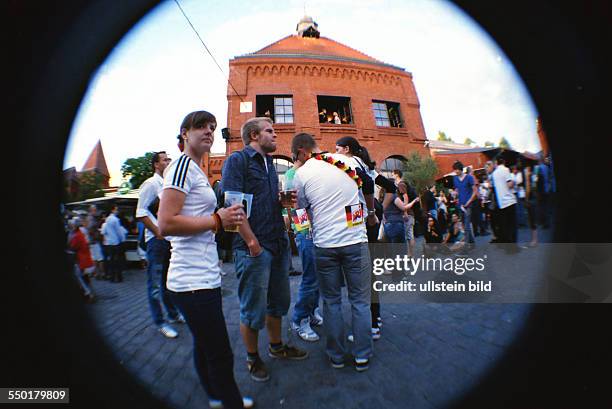 Lomografie - Fußballfans verfolgen das Viertelfinalespiel Deutschland-Griechenland anlässlich der UEFA Fußball-Europameisterschaft 2012 in der...
