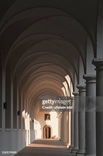 Die Kolonnaden auf dem Stallhof, auch "Langer Gang" genannt, gehören zum Ensemble des Residenzschlosses in der sächsischen Landeshauptstadt Dresden....