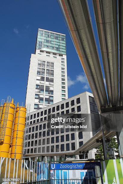 Upper West Hochhaus im Bau am Breitscheidplatz auf dem Grundstück des ehemaligen Schimmelpfeng-Haus, im Hintergrund das Hochhaus Zoofenster mit dem...