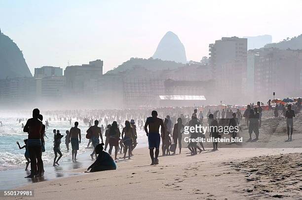 Menschen am Copacabana-Strand in Rio de Janeiro Rio de Janeiro, Brasilien, Rio de Janeiro, Brasilien,