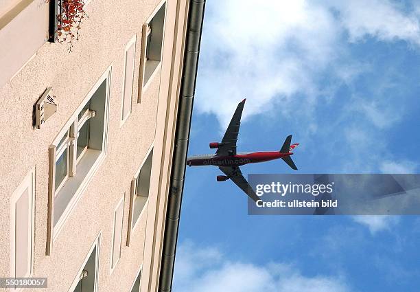 Berlin, Pankow, Flugzeug beim Landeanflug in den frühen Morgenstunden auf den Flughafen Tegel über einem Wohnhaus