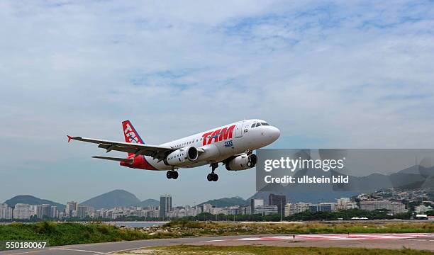 Airbus_A319 im Landeanflug auf Rio de Janeiro Rio de Janeiro, Brasilien,