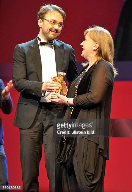 Regisseur Calin Peter Netzer und Produzentin Ada Solomon mit Goldenen Bären für den Film CHILS'S POSE anlässlich der Preisverleihung der 63....