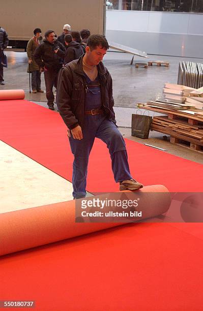 Der Rote Teppich wird ausgerollt - letzte Vorbereitung vor Beginn der 56. Internationalen Filmfestspiele in Berlin
