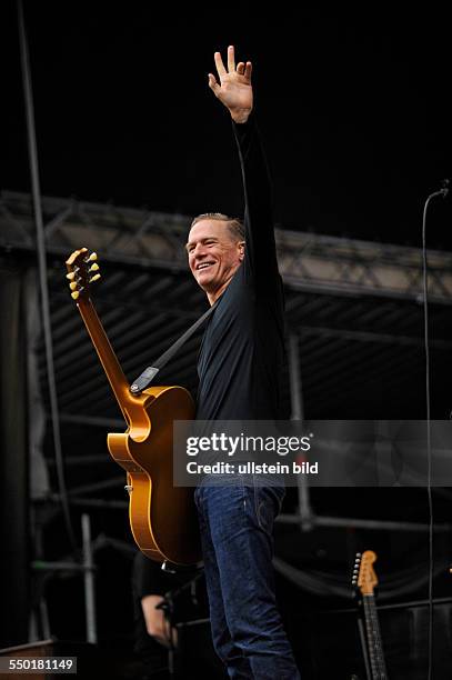 Bryan Adams - der kanadische Rock-Saenger bei einem Konzert auf der openair-Buehne/Freilichtbuehne im Stadtpark Hamburg.