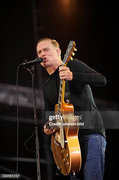 Bryan Adams - der kanadische Rock-Saenger bei einem Konzert auf der openair-Buehne/Freilichtbuehne im Stadtpark Hamburg.