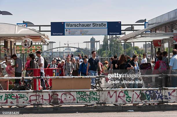 Der derzeitliche Zugang zum S-Bahnhof Warschauer Straße auf der Brücke der Warschauer Straße. An dieser Stelle soll in den kommenden Jahren eine neue...