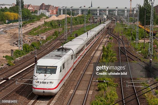 Ein Intercity-Express auf der Strecke zwischen den Bahnhöfen Ostkreuz und Warschauer Straße in Berlin-Friedrichshain. Im Hintergrund die...