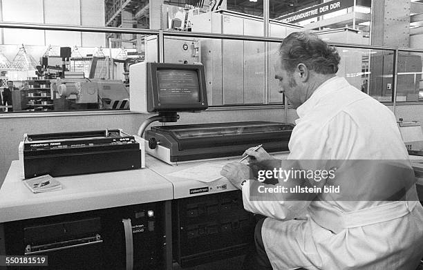 German Computer Operators 232 Computer Ddr Stock Photos, High-Res Pictures, and Images - Getty Images