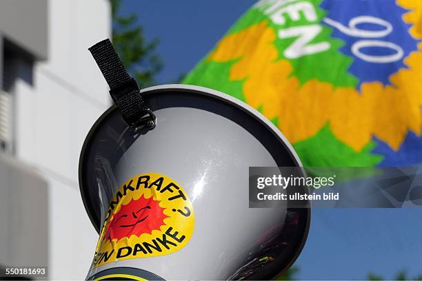 Megaphon mit Atomkraft-Nein Danke-Aufkleber und ein Banner von Bündnis 90/Die Grünen auf einer Anti-Atomkraft-Demonstration in Bonn