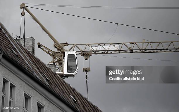 Baukran über einer Baustelle in der Erich-Weinert-Straße in Berlin-Prenzlauer Berg