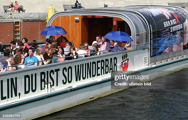 Mit der Stern- und Kreis- schifffahrt vom Anleger Kanzleramt zum Nikolaiviertel.. Berlin, Du bist so wunderbar, so die Bierwerbung an Bord...