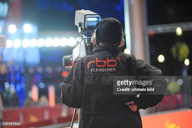 Kameramann des Runfunk Berlin Brandenburg film am Roten Teppich anlässlich der 61. Internationalen Filmfestspiele in Berlin