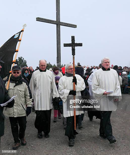 Religion, Easter, Good Friday, way of the cross to the mullock heap of colliery Prosper Haniel, Good Friday procession, D-Bottrop, D-Oberhausen, Ruhr...