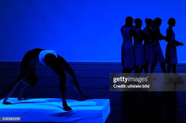 Mit dem Stück "SubsTanz 13" feiert die Donlon Dance Company/Ballett des Saarländischen Staatstheaters am Samstag den die vorletzte Premiere der...