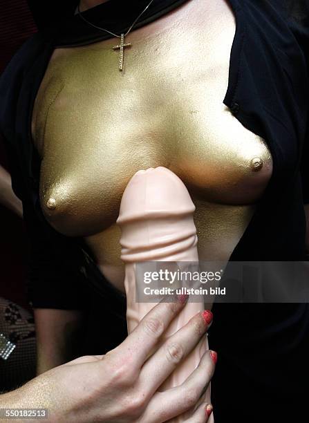 Christopher Street Day 2013, Frau posiert mit einem Dildo