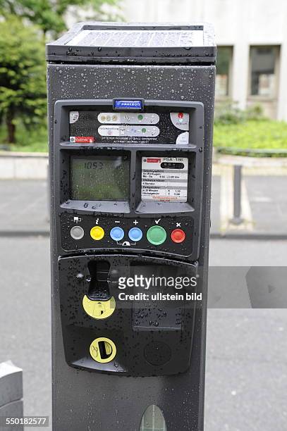 Parkscheinautomat mit Solaranlage in Köln und Hinweis auf Handyparken und Anwohnerparken