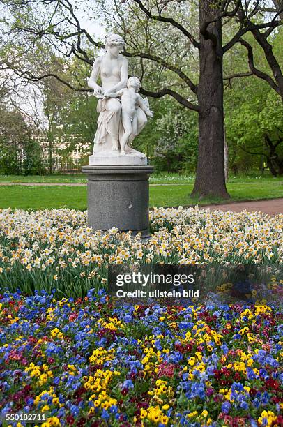 Skulpturen im Großen Garten in Dresden, dem zentralen Park im Zentrum von Dresden. Der Große Garten ist mit seinen Wiesen, Blumenrabatten,...