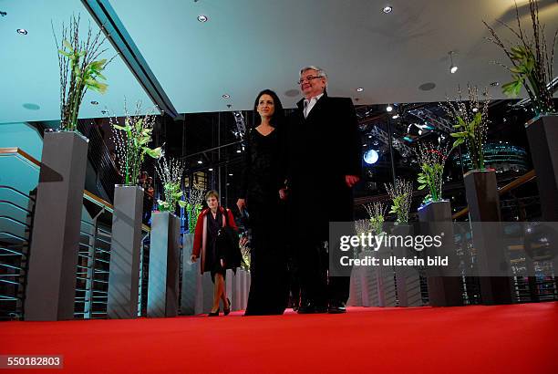 Joschka Fischer und Minu Barati anlässlich der Premiere des Eröffnungsfilms -TRUE GRIT- während der 61. Internationalen Filmfestspiele in Be