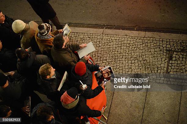 Autogrammjäger und Fans warten auf die Ankunft des Schauspielers Geoffrey rush anlässlich der 63. Internationalen Filmfestspiele in Berlin