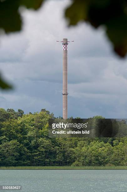Weithin sichtbar ist der Schornstein des ehemaligen Kernkraftwerkes Rheinsberg , im Vordergrund der Große Stechlinsee.