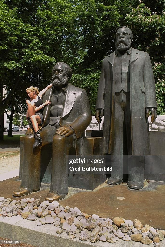Berlin, Marx-Engels-Denkmal an der Karl-Liebknecht-Strasse