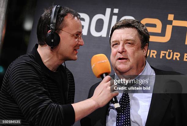 Moderator Knut Elstermann und Schauspieler John Goodman anlässlich des RadioEins Nighttalk am Rande der 59. Berlinale in Berlin