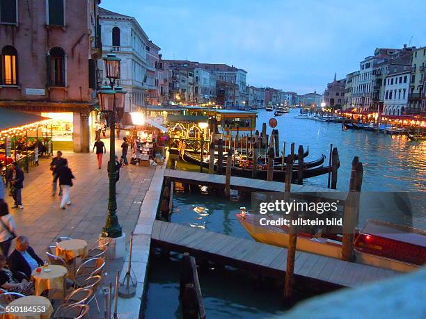 Abends am Kanal Grande an der Rialtobrücke, aufgenommen in Venedig am 15. Mai 2013.